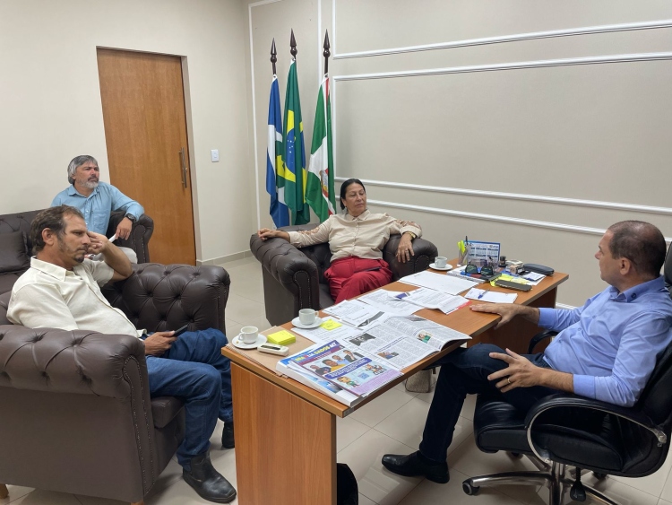 "Vereadores de Confresa refor&ccedil;am parcerias" no gabinete do deputado Chico Guarnieri."  